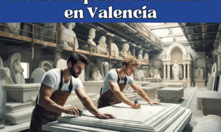 Imagen amplia de un taller de mármol en Valencia, España, donde atractivos trabajadores elaboran lápidas. La escena es laboriosa y está bien iluminada, con grandes losas de mármol y tallas detalladas visibles. Dos trabajadores varones, uno de pelo corto oscuro y otro de pelo rubio rizado, ambos con equipo de seguridad, están concentrados en sus tareas. El taller es espacioso, con herramientas y piezas de mármol repartidas por todas partes, lo que refleja la atmósfera auténtica de un ajetreado estudio de mármol. En la esquina de la imagen se integra sutilmente en el diseño la URL 'https://www.ventadelapidas.es/'.